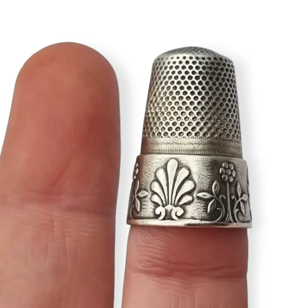 Dedal antiguo de plata repujada decoración vegetal en relieve costura