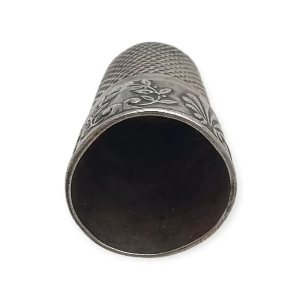 Dedal antiguo de plata repujada decoración vegetal en relieve costura
