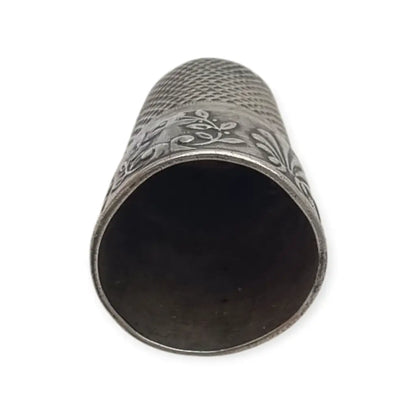 Dedal antiguo de plata repujada decoración vegetal en relieve costura