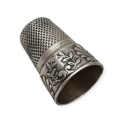 Dedal antiguo de plata repujada decoración vegetal en relieve costura