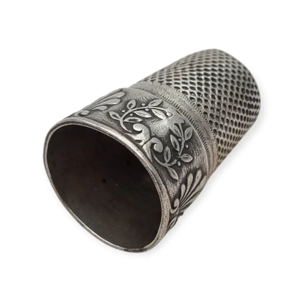Dedal antiguo de plata repujada decoración vegetal en relieve costura