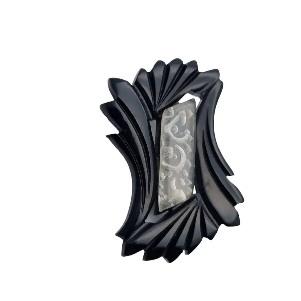 Broche vintage de baquelita en blanco y negro tallas geométricas para la solapa