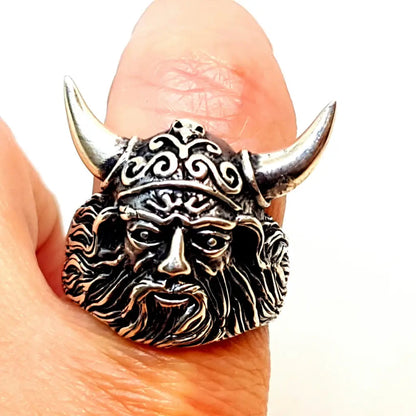 Anillo vikingo de plata. El anillo Thor. runas vikingas. Casco