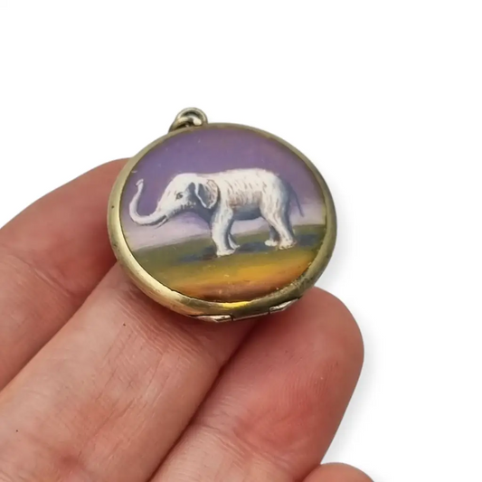 Guardapelo F.B.E Genève Art Nouveau en plata 935 esmaltada de elefante