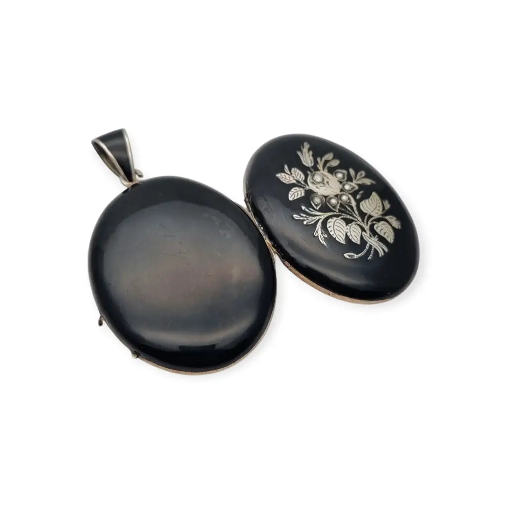 Guardapelo victoriano joyeria de luto en plata y esmalye negro con perlas circa