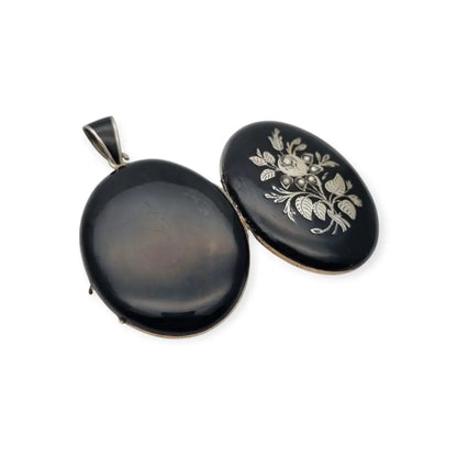 Guardapelo victoriano joyeria de luto en plata y esmalye negro con perlas circa