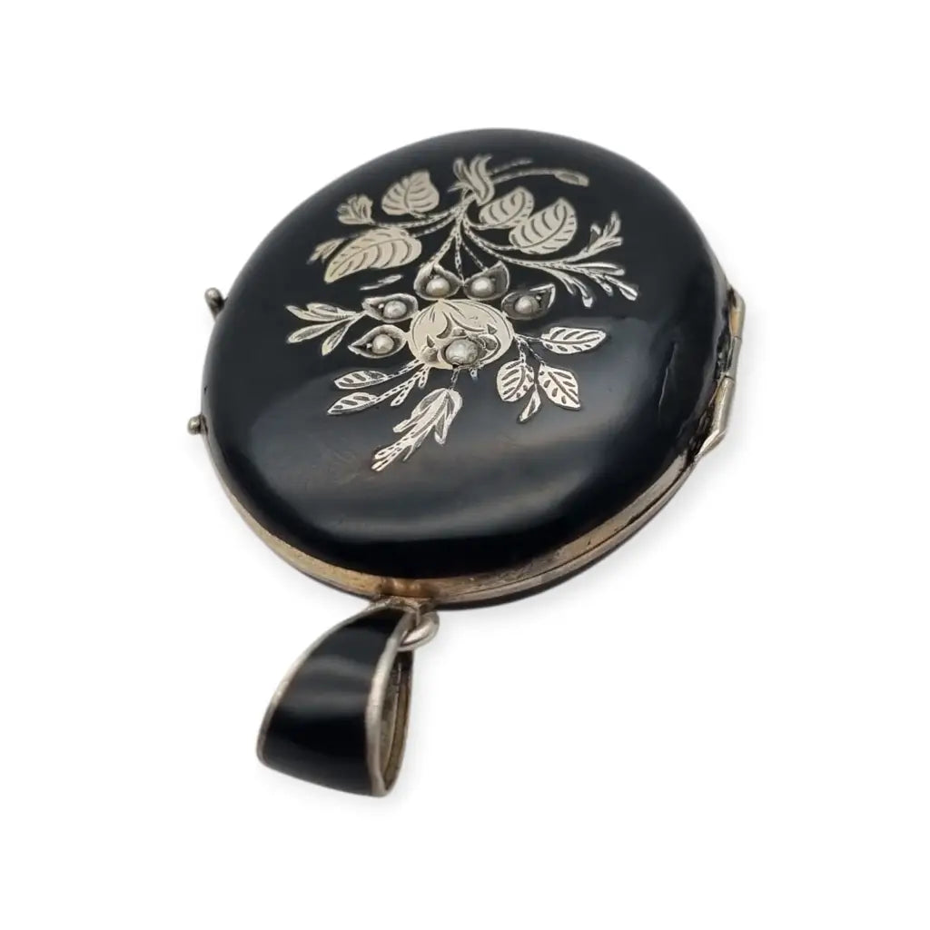 Guardapelo victoriano joyeria de luto en plata y esmalye negro con perlas circa