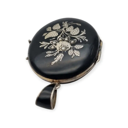Guardapelo victoriano joyeria de luto en plata y esmalye negro con perlas circa