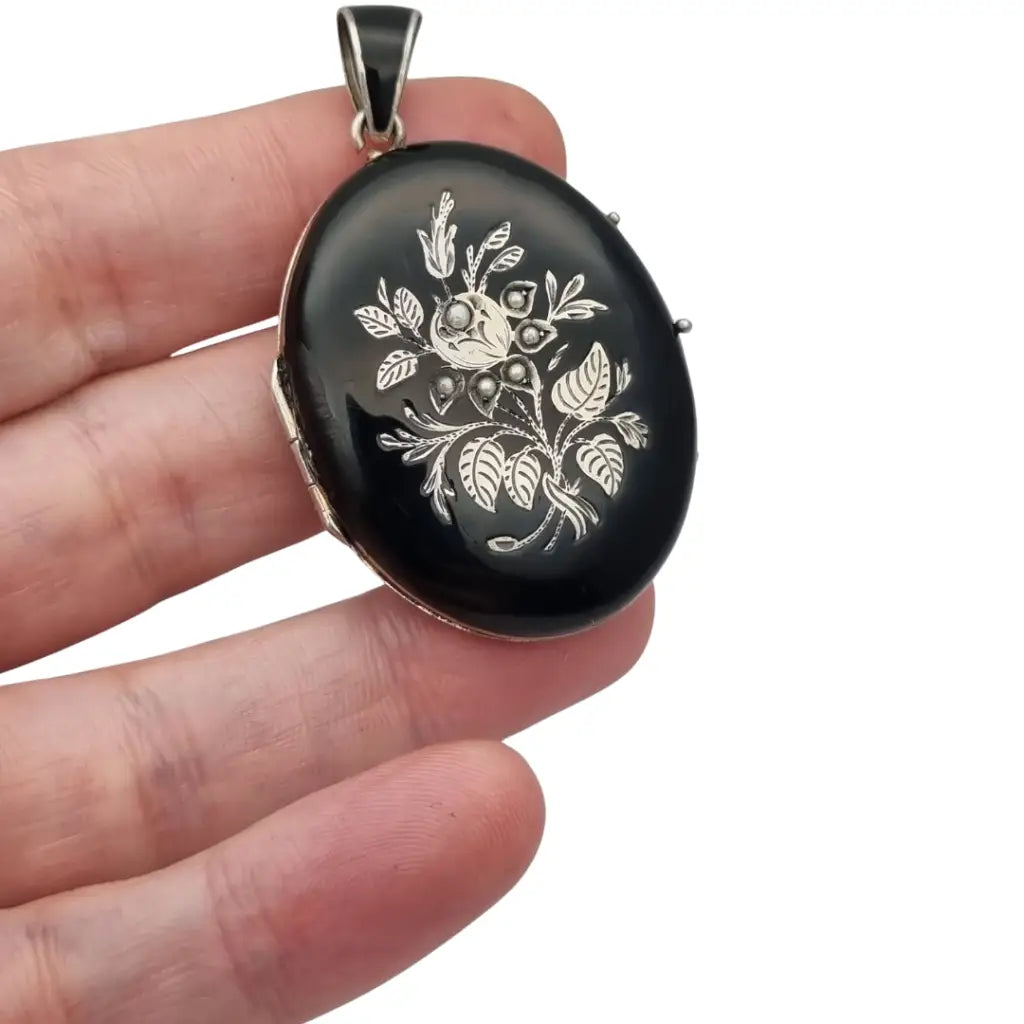 Guardapelo victoriano joyeria de luto en plata y esmalye negro con perlas circa