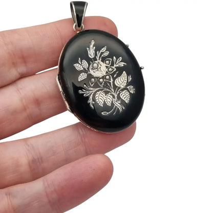Guardapelo victoriano joyeria de luto en plata y esmalye negro con perlas circa