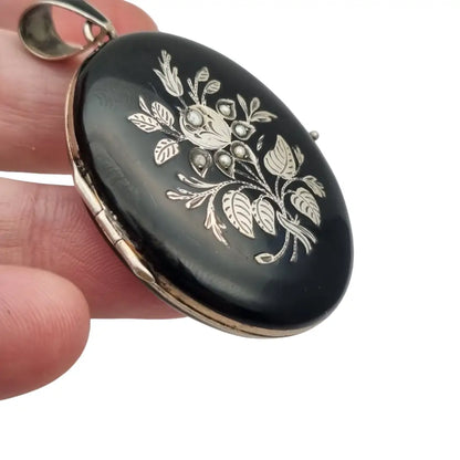 Guardapelo victoriano joyeria de luto en plata y esmalye negro con perlas circa