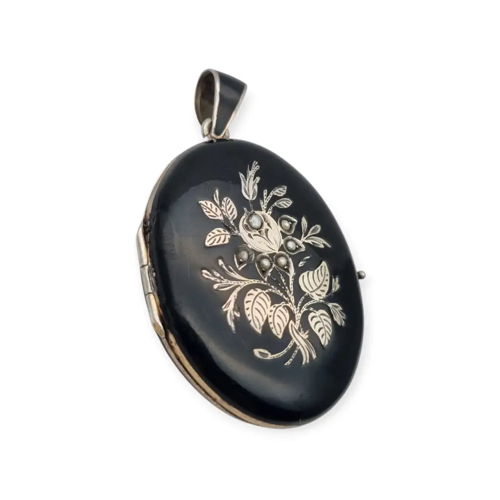 Guardapelo victoriano joyeria de luto en plata y esmalye negro con perlas circa
