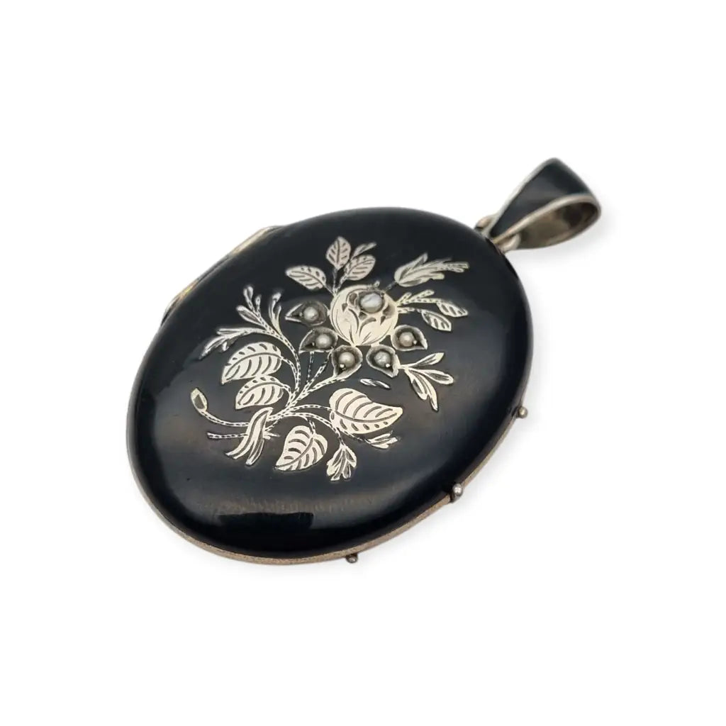 Guardapelo victoriano joyeria de luto en plata y esmalye negro con perlas circa