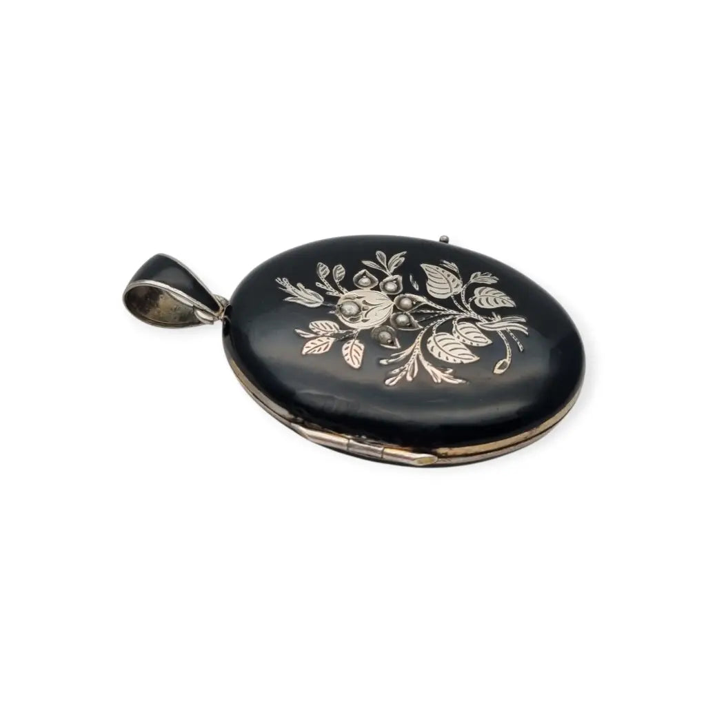Guardapelo victoriano joyeria de luto en plata y esmalye negro con perlas circa