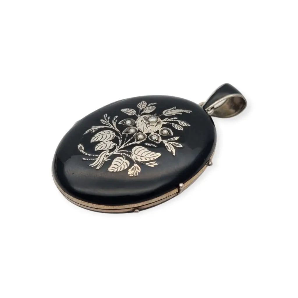 Guardapelo victoriano joyeria de luto en plata y esmalye negro con perlas circa