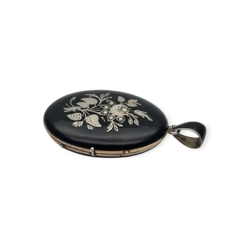 Guardapelo victoriano joyeria de luto en plata y esmalye negro con perlas circa