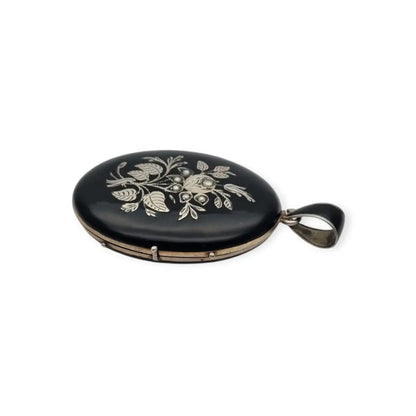 Guardapelo victoriano joyeria de luto en plata y esmalye negro con perlas circa