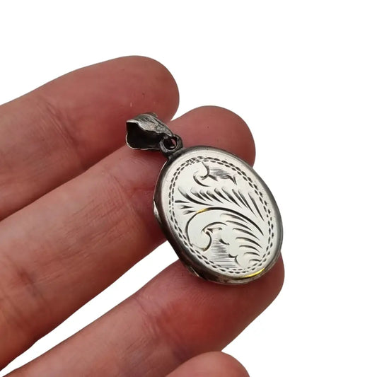 Guardapelo vintage ovalado de plata 925 con grabado vegetal y anilla decorativa