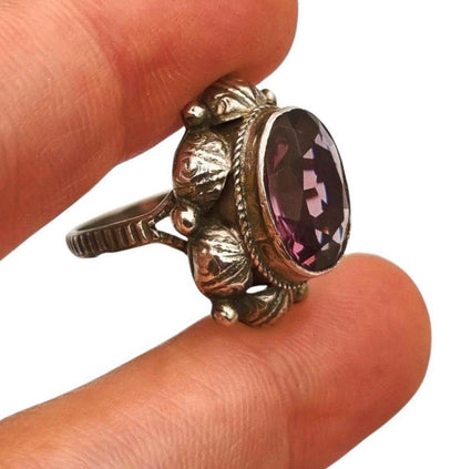 Anillo antiguo Art Déco de plata con piedra lila oval facetada, años 40-50