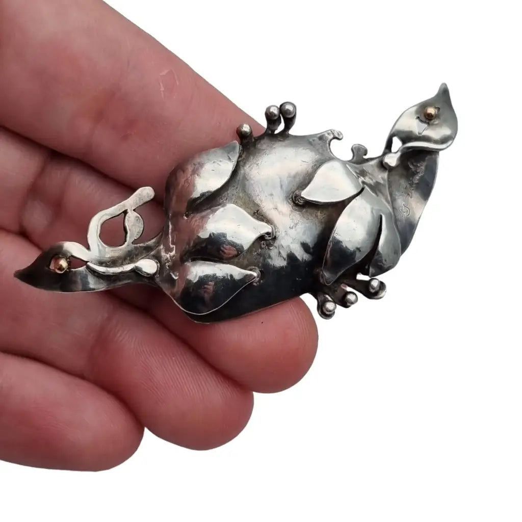 Broche de plata creado por un diseñador italiano también es colgante Diseño