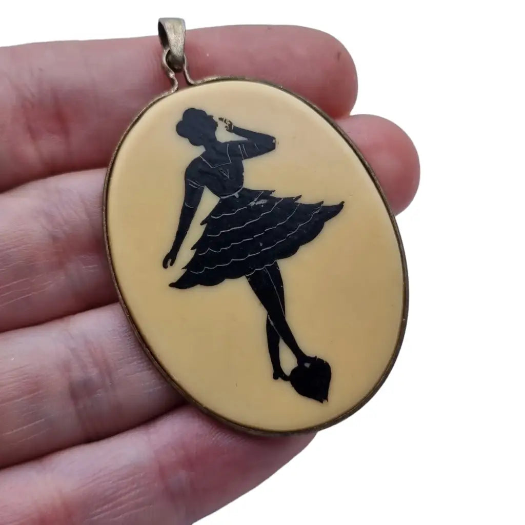 Colgante celuloide art deco escena años 20 de mujer bailarina pintada negro