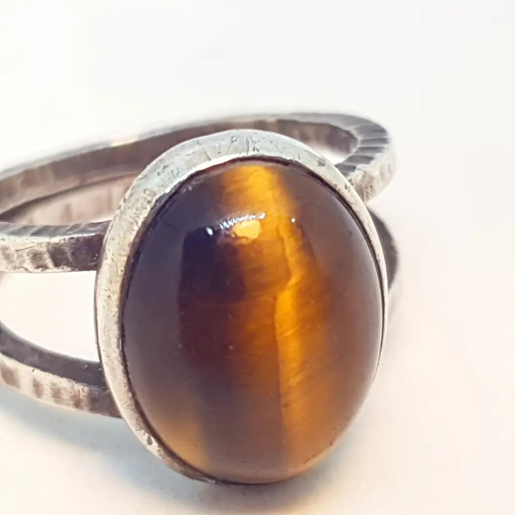 Anillo boho de plata con piedra ojo tigre joyería artesanal los años 70