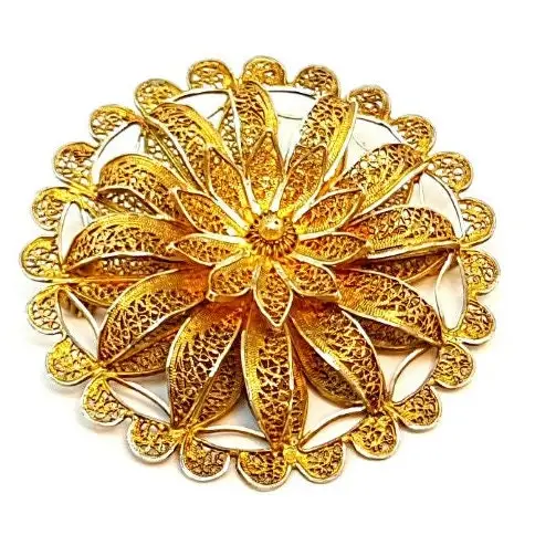 Broche de filigrana plata dorada para solapa o sombrero Motivo floral Circa