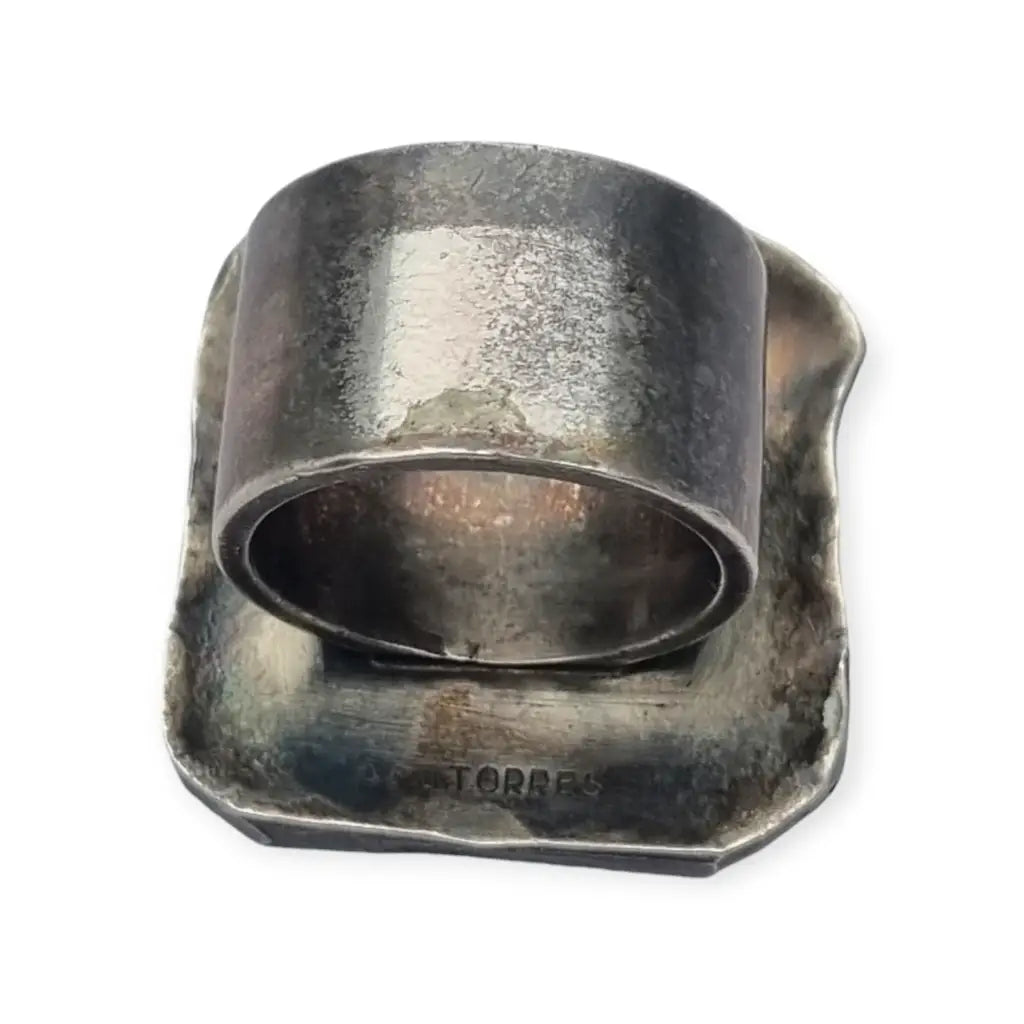 Anillo de plata brutalista firmado A y J Torres martelé Joyas Ibiza.