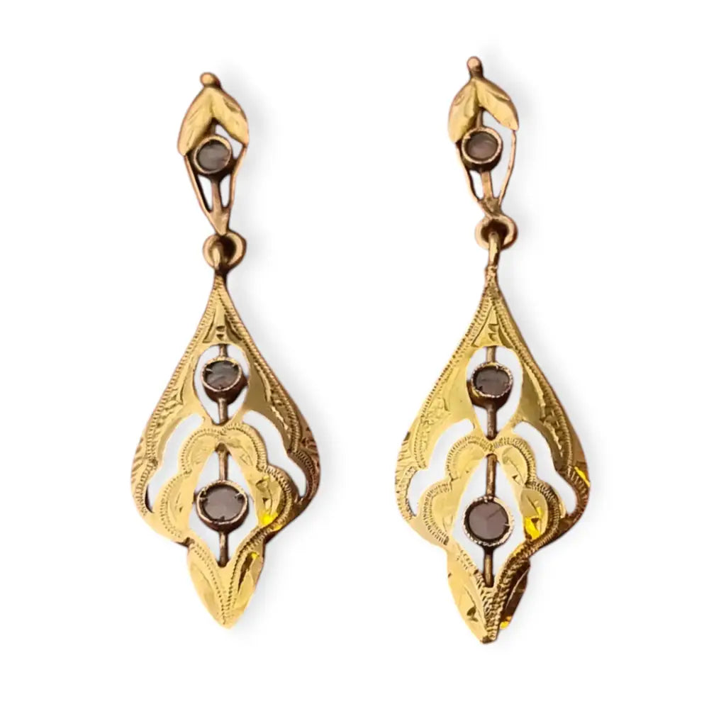 Pendientes Belle Époque en oro de 18k y zafiros diseño calado circa 1910.