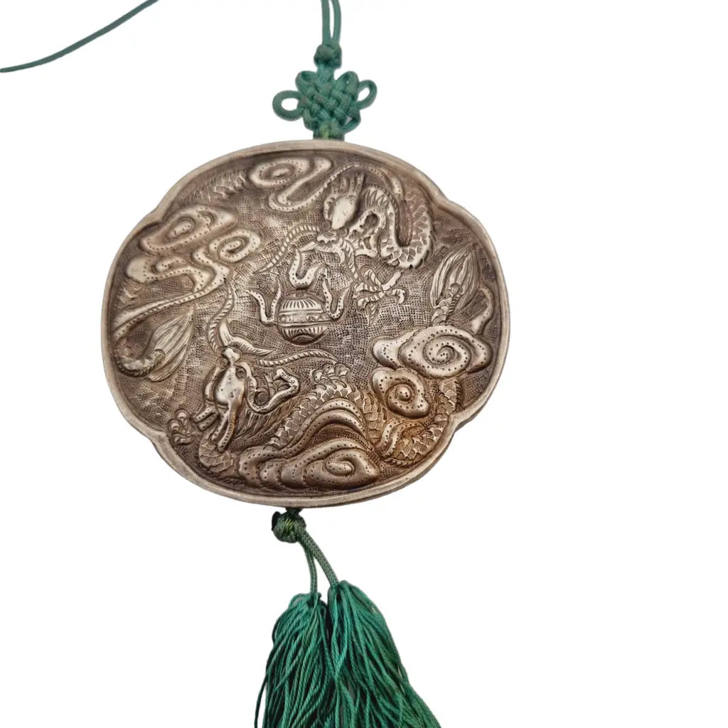Amuleto colgante antiguo de dragón asiático plata repujada coleccionismo.
