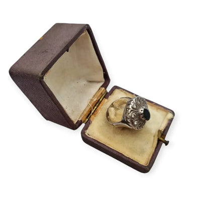 Anillo rosetón victoriano de plata y piedra verde blancas 1900 caja