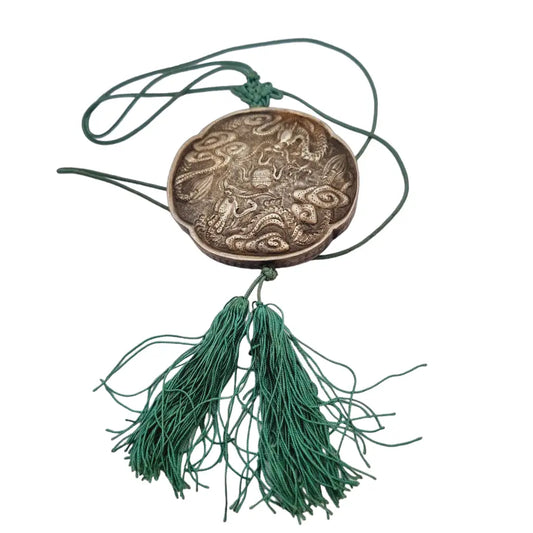 Amuleto colgante antiguo de dragón asiático plata repujada coleccionismo.