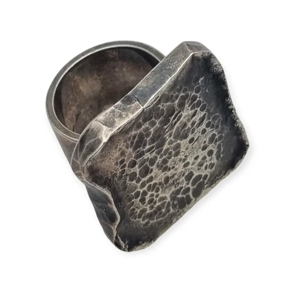 Anillo de plata brutalista firmado A y J Torres martelé Joyas Ibiza.