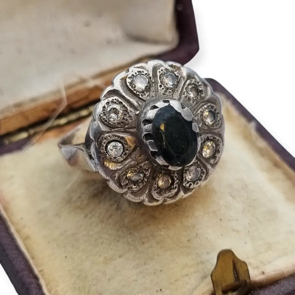 Anillo rosetón victoriano de plata y piedra verde blancas 1900 caja