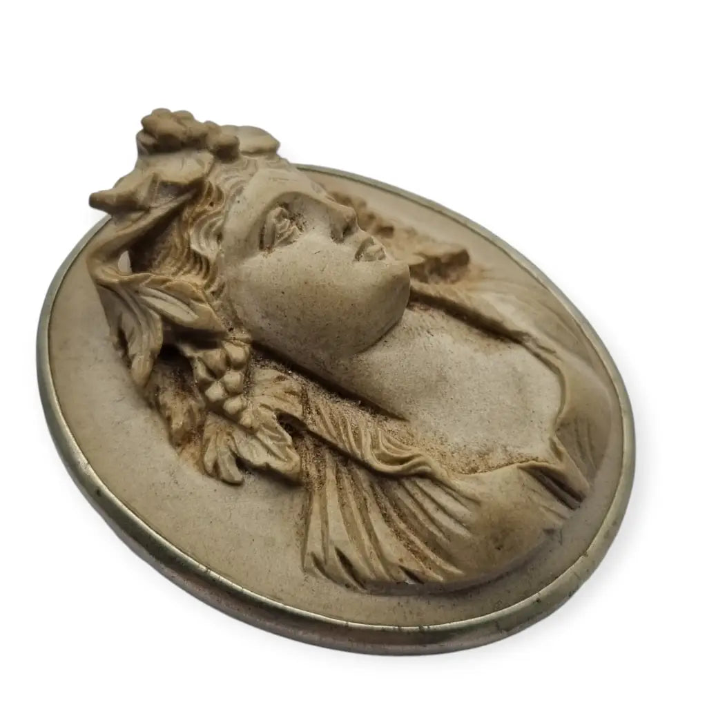 Camafeo mujer de lava volcánica coleccionable antiguo XIX relieve detallado.