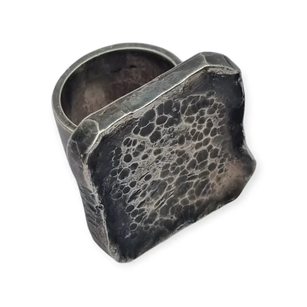 Anillo de plata brutalista firmado A y J Torres martelé Joyas Ibiza.