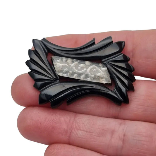 Broche vintage de baquelita en blanco y negro tallas geométricas para la solapa