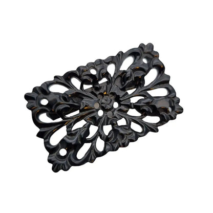 Broche vintage de baquelita tallada negra motivos florales para la solapa