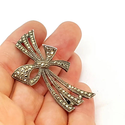 Lazo de plata Broche con marquesitas. Estilo modernista. SXX. Joyería