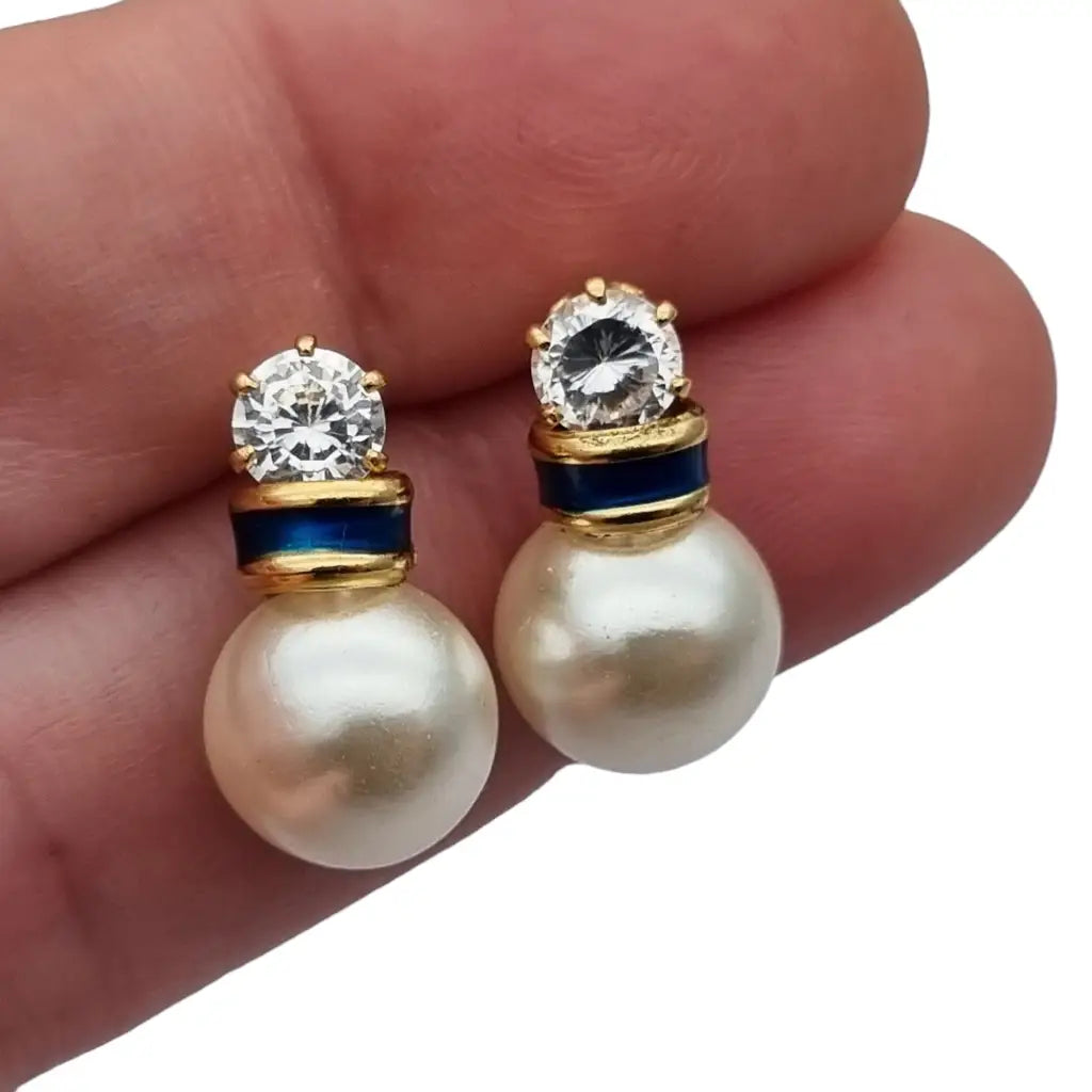 Pendientes de perlas y laminados en oro con circonitas blancas azules