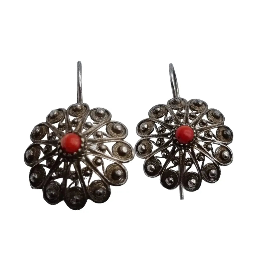 Pendientes vintage de filigrana plata con coral forma redonda.