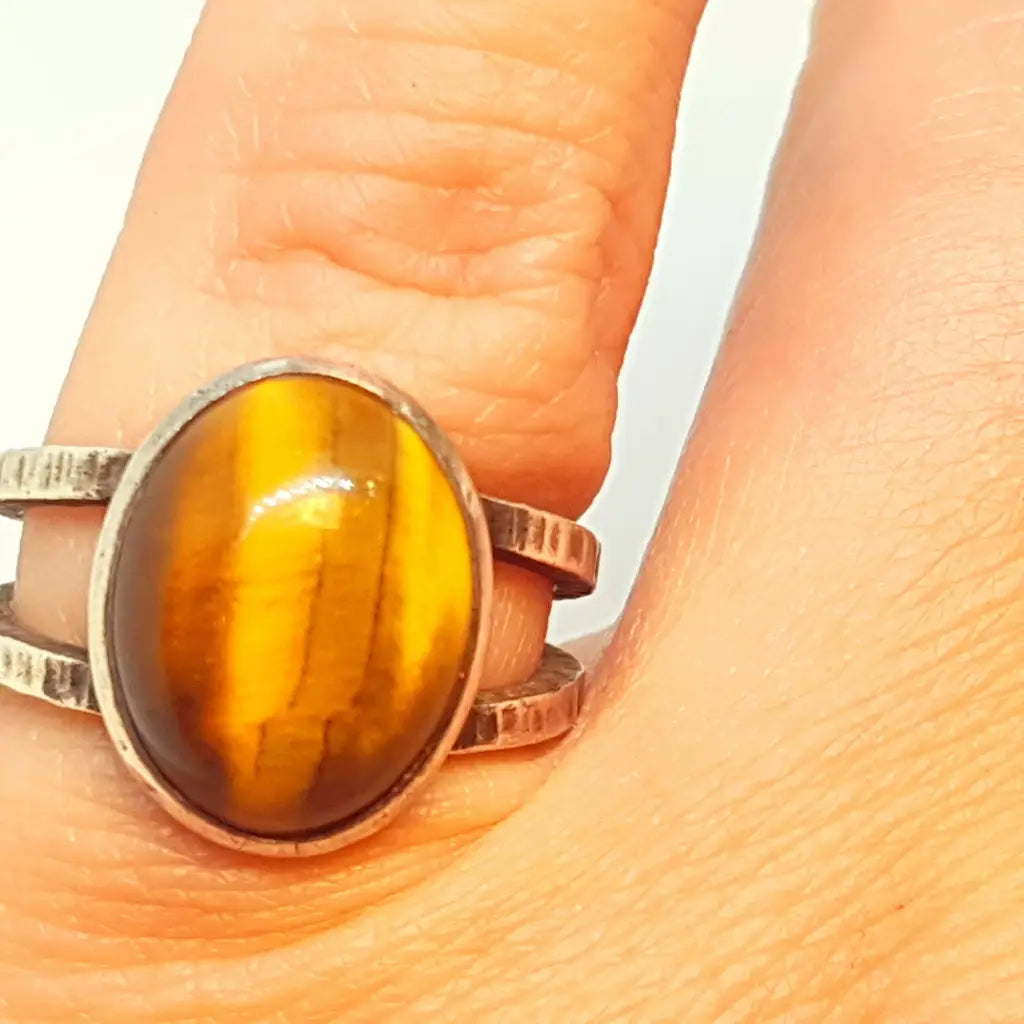 Anillo boho de plata con piedra ojo tigre joyería artesanal los años 70