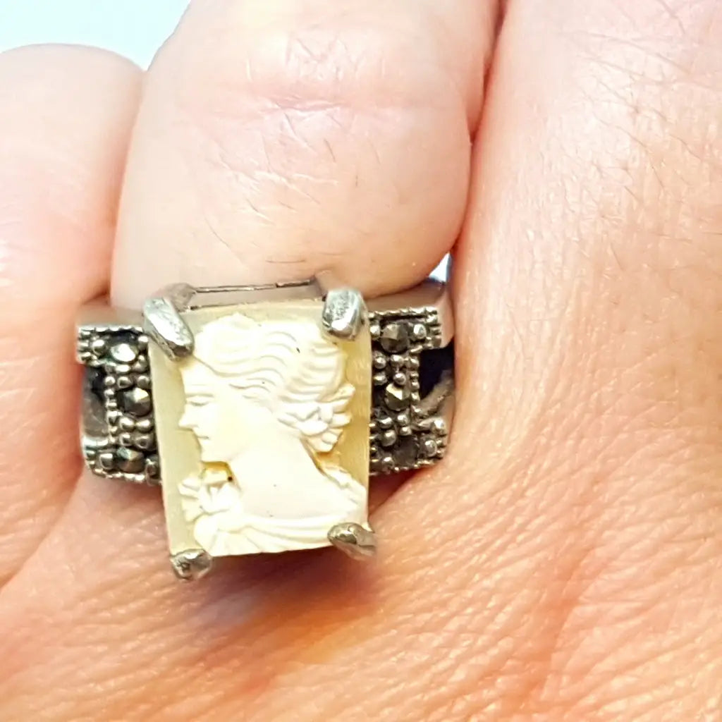 Gran anillo con camafeo de concha tallada cuadrada plata ley mediados