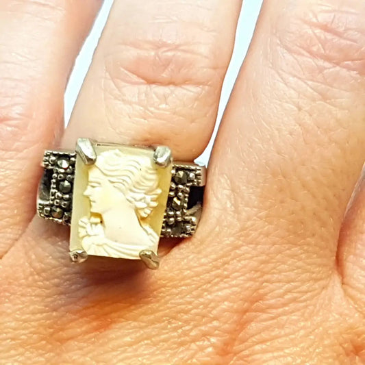 Gran anillo con camafeo de concha tallada cuadrada plata ley mediados