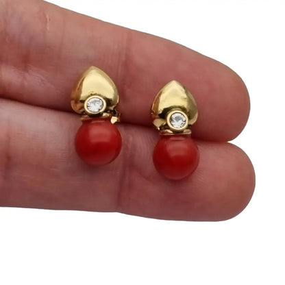 Pendientes laminados de coral rojo y oro con circonitas blancas novedades