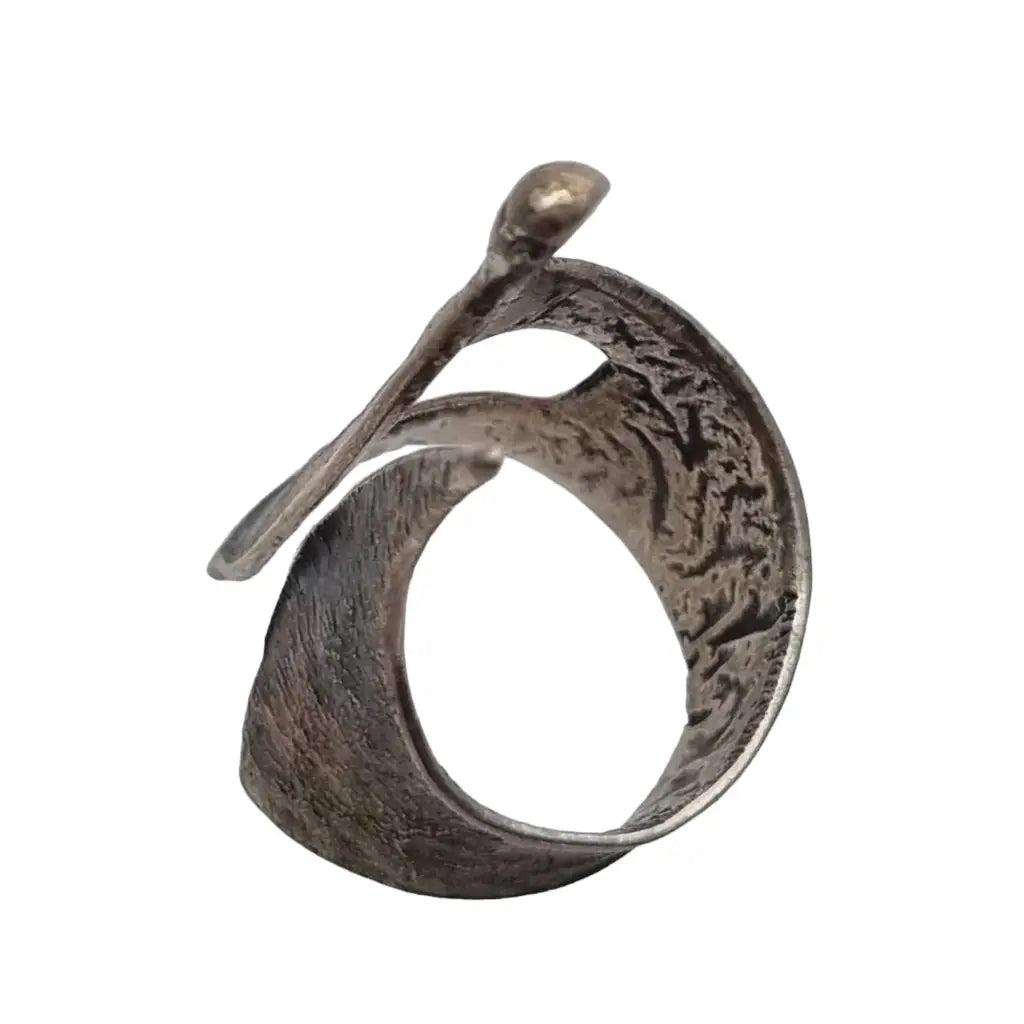 Anillo de plata diseño brutalista y acabado escultura marrón. - LaBizarreSusu