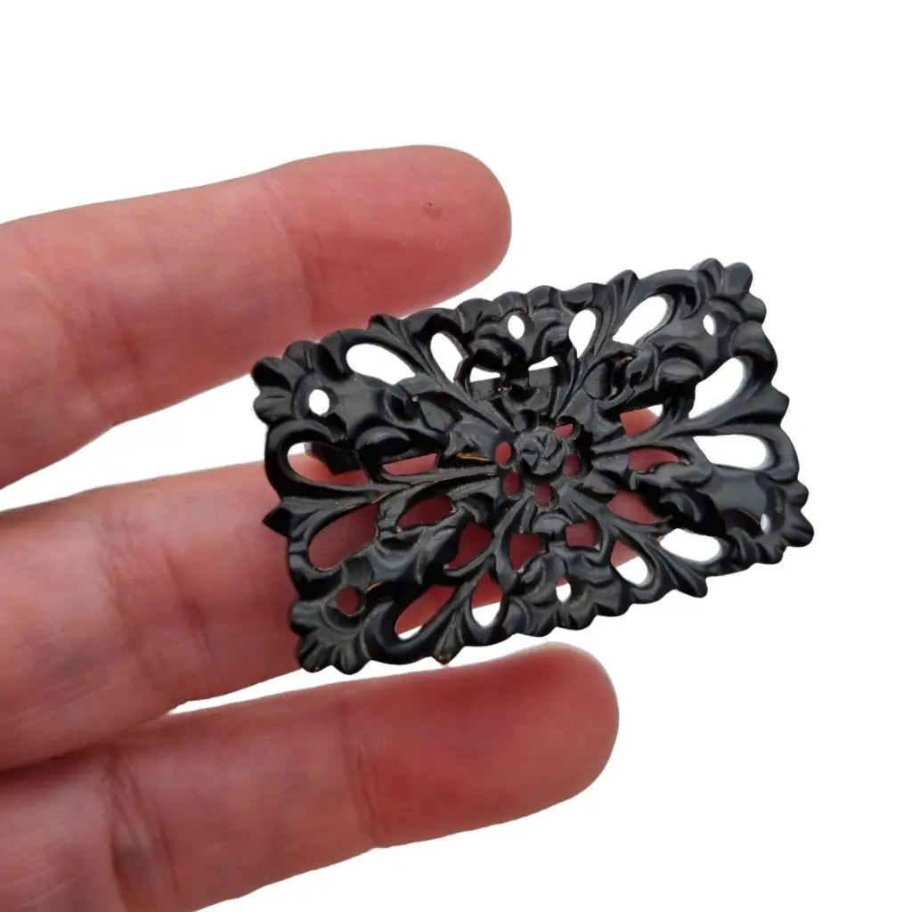 Broche vintage de baquelita tallada negra motivos florales para la solapa