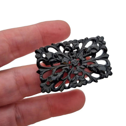 Broche vintage de baquelita tallada negra motivos florales para la solapa