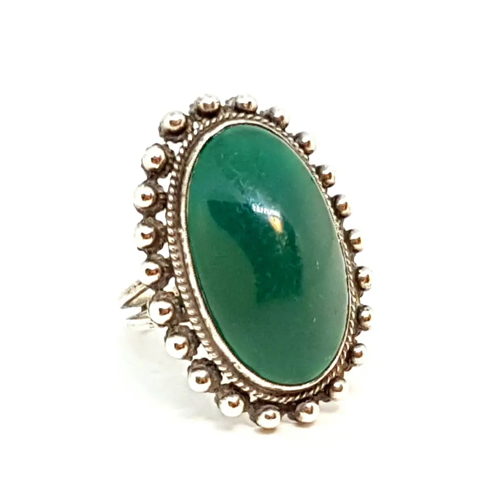 Anillo de plata y crisoprasa verde. Circa 1970. Talla 9 3/4. Bonitos regalos.