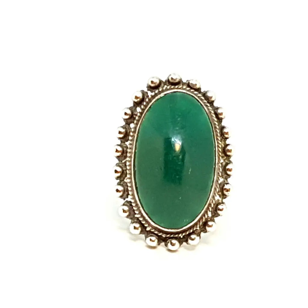 Anillo de plata y crisoprasa verde. Circa 1970. Talla 9 3/4. Bonitos regalos.